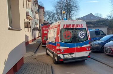 święcim – interwencja służb ratunkowych przy bloku mieszkalnym. Na miejscu policja, straż pożarna i pogotowie ratunkowe.