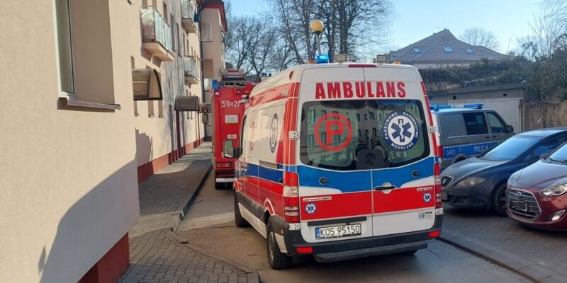 święcim – interwencja służb ratunkowych przy bloku mieszkalnym. Na miejscu policja, straż pożarna i pogotowie ratunkowe.