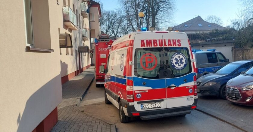 święcim – interwencja służb ratunkowych przy bloku mieszkalnym. Na miejscu policja, straż pożarna i pogotowie ratunkowe.