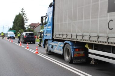 Policjanci i strażacy na miejscu wypadku w Bulowicach na DK52, gdzie samochód ciężarowy marki Volvo najechał na tył osobowego Citroena. Na zdjęciu widać uszkodzone pojazdy oraz działania służb ratunkowych.