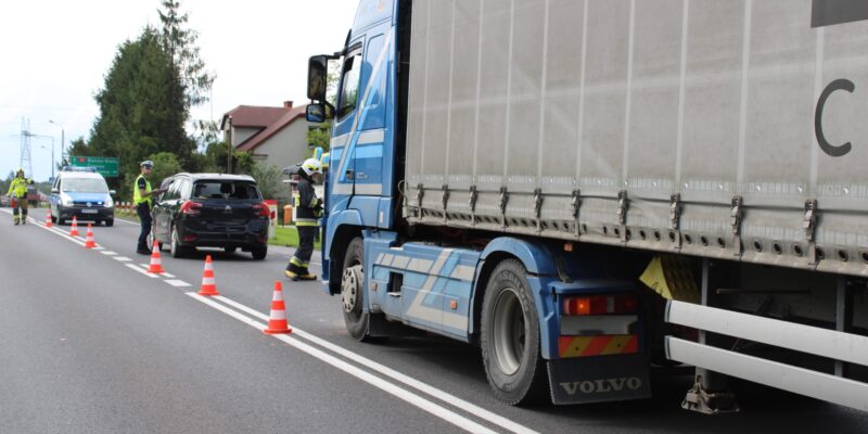 Policjanci i strażacy na miejscu wypadku w Bulowicach na DK52, gdzie samochód ciężarowy marki Volvo najechał na tył osobowego Citroena. Na zdjęciu widać uszkodzone pojazdy oraz działania służb ratunkowych.