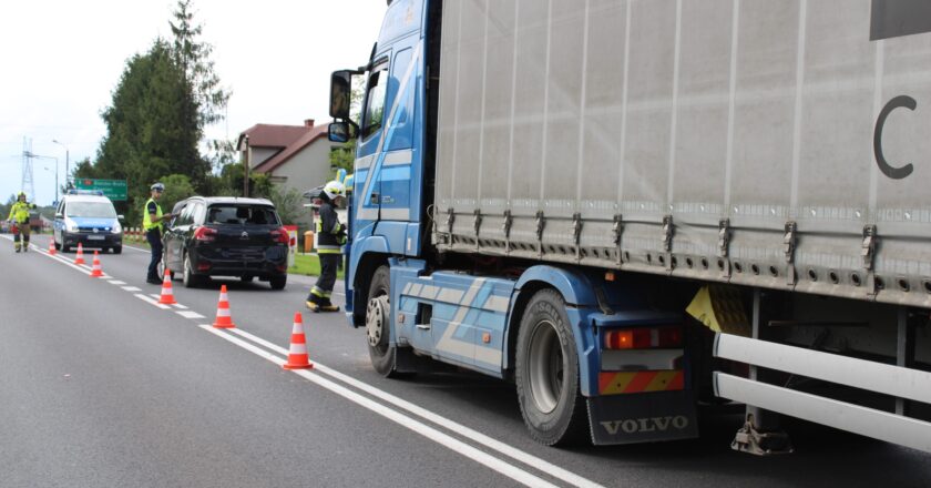 Policjanci i strażacy na miejscu wypadku w Bulowicach na DK52, gdzie samochód ciężarowy marki Volvo najechał na tył osobowego Citroena. Na zdjęciu widać uszkodzone pojazdy oraz działania służb ratunkowych.