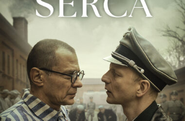 Plakat filmu „Triumf serca” przedstawiający scenę twarzą w twarz między więźniem obozu koncentracyjnego w pasiaku (w którego wciela się Marcin Kwaśny) a oficerem SS. W tle widoczny obozowy krajobraz. Na górze widnieje tytuł filmu „Triumf serca” oraz nazwiska głównych aktorów: Marcin Kwaśny, Rowan Polonski, Christopher Sherwood. Na dole umieszczono informację „W kinach od 12 września” wraz z logotypami producentów.