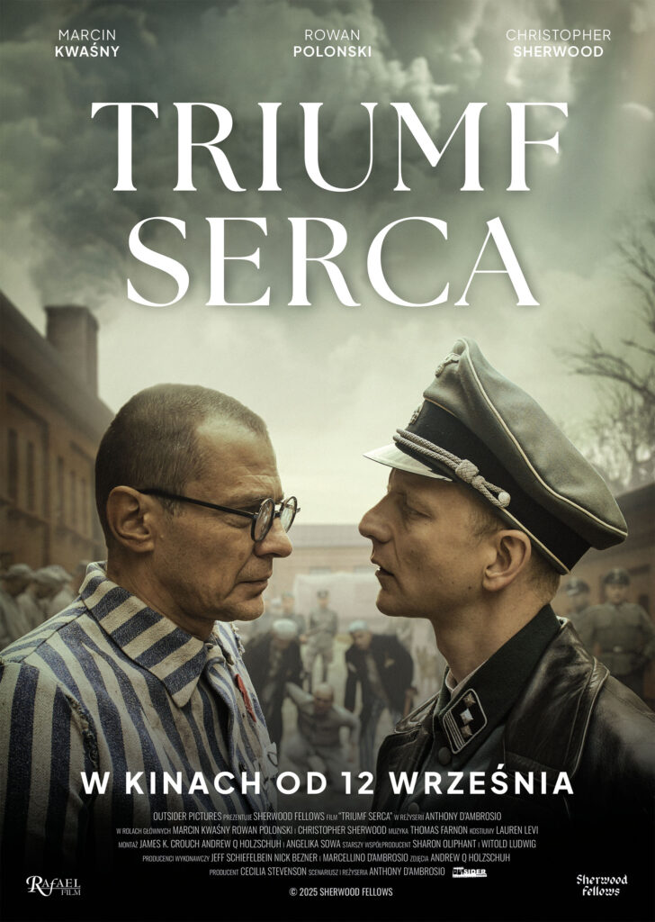 Plakat filmu „Triumf serca” przedstawiający scenę twarzą w twarz między więźniem obozu koncentracyjnego w pasiaku (w którego wciela się Marcin Kwaśny) a oficerem SS. W tle widoczny obozowy krajobraz. Na górze widnieje tytuł filmu „Triumf serca” oraz nazwiska głównych aktorów: Marcin Kwaśny, Rowan Polonski, Christopher Sherwood. Na dole umieszczono informację „W kinach od 12 września” wraz z logotypami producentów.