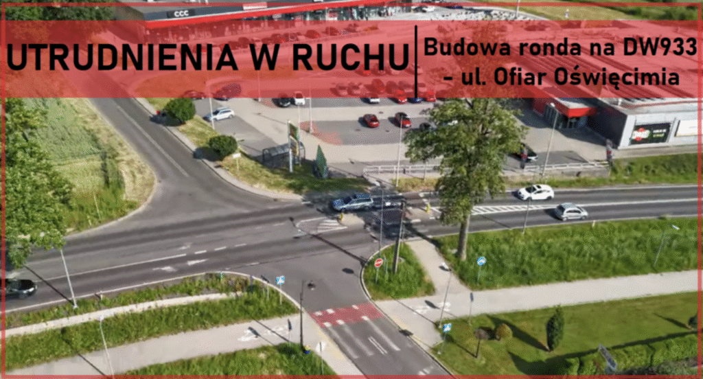 Skrzyżowanie DW933 z ul. Ofiar Oświęcimia w Brzeszczach – miejsce budowy ronda przy centrum handlowym Jan, widok z lotu ptaka z zaznaczonym komunikatem o utrudnieniach w ruchu.