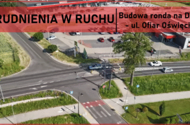 Skrzyżowanie DW933 z ul. Ofiar Oświęcimia w Brzeszczach – miejsce budowy ronda przy centrum handlowym Jan, widok z lotu ptaka z zaznaczonym komunikatem o utrudnieniach w ruchu.