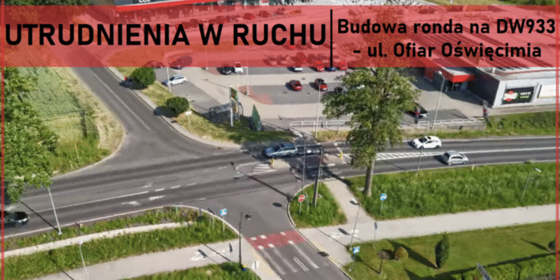 Skrzyżowanie DW933 z ul. Ofiar Oświęcimia w Brzeszczach – miejsce budowy ronda przy centrum handlowym Jan, widok z lotu ptaka z zaznaczonym komunikatem o utrudnieniach w ruchu.