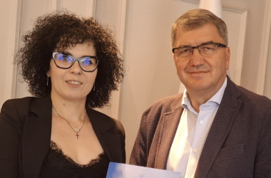 Kamila Rychel odbiera nominację na stanowisko dyrektorki Schroniska dla osób bezdomnych w Oświęcimiu z rąk prezydenta miasta Janusza Chwieruta.