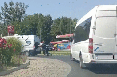 Policjanci z Wydziału Ruchu Drogowego w Oświęcimiu pomagają kierowcy kampera zepchnąć pojazd z ulicy po awarii.