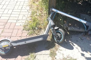 Wypadek z udziałem hulajnogi i samochodu. Kobieta w szpitalu