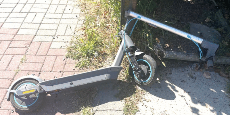 Wypadek z udziałem hulajnogi i samochodu. Kobieta w szpitalu