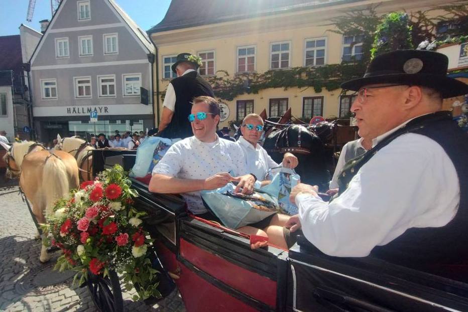 Andrzej Skrzypiński, starosta oświęcimski, podczas przejazdu udekorowaną kwiatami dorożką w Dachau, w ramach obchodów 10-lecia partnerstwa powiatów.