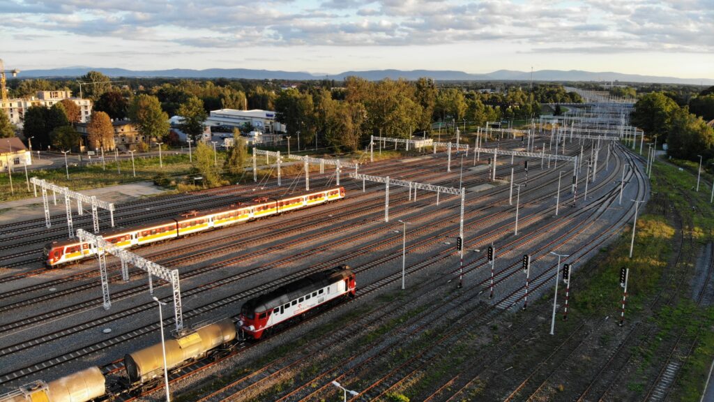 Widok z lotu ptaka na stację kolejową w Oświęcimiu – od października 2025 roku ruszają stąd nowe połączenia PKP Intercity do Krakowa i Bielska-Białej