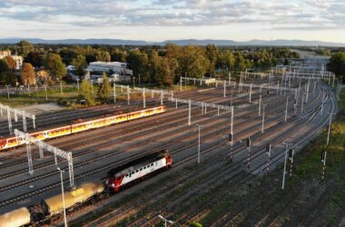 Widok z lotu ptaka na stację kolejową w Oświęcimiu – od października 2025 roku ruszają stąd nowe połączenia PKP Intercity do Krakowa i Bielska-Białej