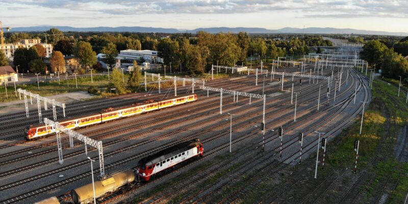 Widok z lotu ptaka na stację kolejową w Oświęcimiu – od października 2025 roku ruszają stąd nowe połączenia PKP Intercity do Krakowa i Bielska-Białej