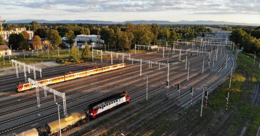 Widok z lotu ptaka na stację kolejową w Oświęcimiu – od października 2025 roku ruszają stąd nowe połączenia PKP Intercity do Krakowa i Bielska-Białej