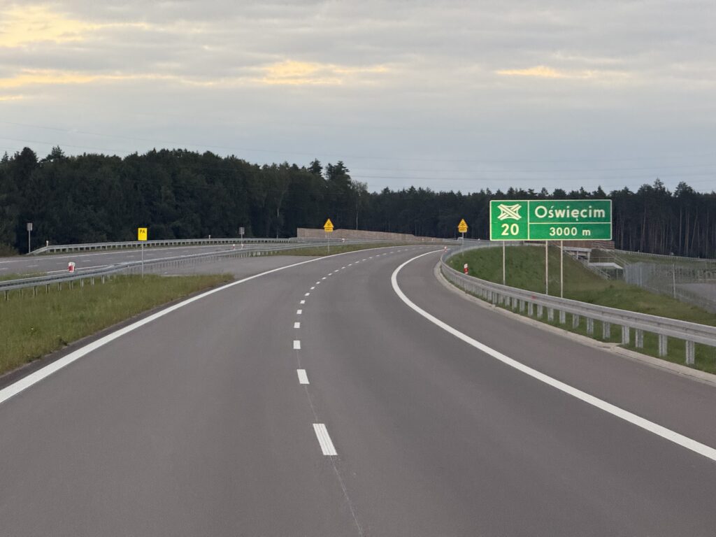 Nowy odcinek drogi ekspresowej S1 między węzłami Oświęcim i Brzeszcze z mostem na Wiśle.