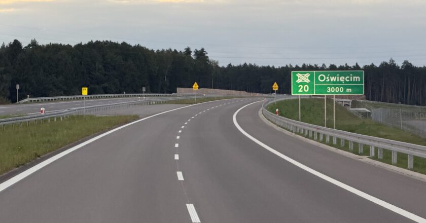 Nowy odcinek drogi ekspresowej S1 między węzłami Oświęcim i Brzeszcze z mostem na Wiśle.