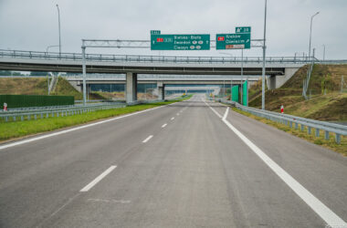 Nowy odcinek drogi ekspresowej S1 między Oświęcimiem a Brzeszczami – węzeł Oświęcim, widok na jezdnię i tablice kierunkowe.