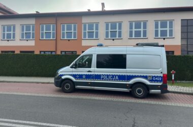 Policja i Straż Miejska kontrolują okolice szkół w powiecie oświęcimskim. 80 wykroczeń w 3 dni, prelekcje dla dzieci, apel do rodziców. Sprawdź szczegóły!