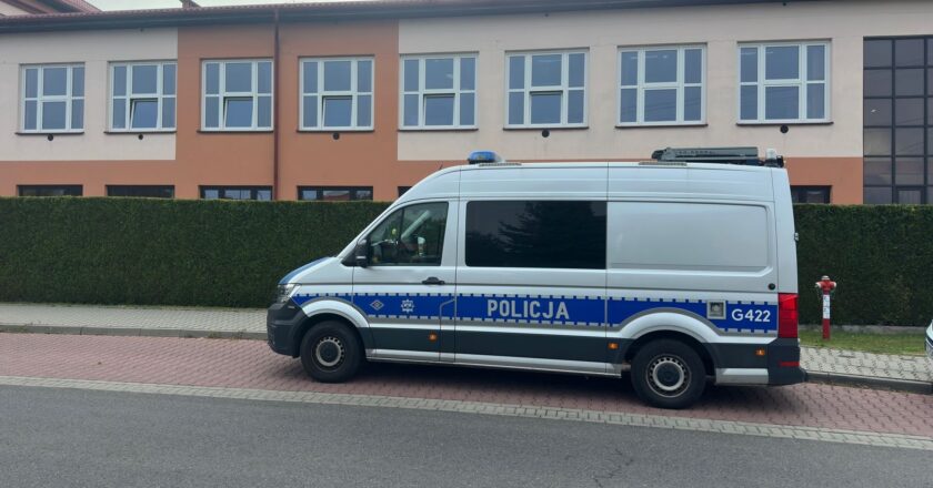 Policja i Straż Miejska kontrolują okolice szkół w powiecie oświęcimskim. 80 wykroczeń w 3 dni, prelekcje dla dzieci, apel do rodziców. Sprawdź szczegóły!