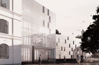 Wizualizacja projektu przebudowy dawnej szkoły przy placu Skarbka w Oświęcimiu na nowe centrum Muzeum Żydowskiego. Nowoczesna, przeszklona fasada z napisem MUZEUM kontrastuje z historycznym fragmentem budynku po lewej stronie. Przed wejściem spacerują ludzie, a w tle widać drzewa.