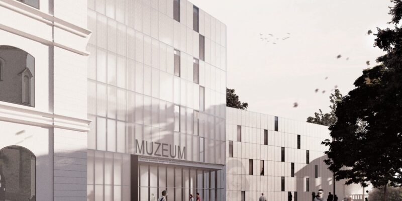 Wizualizacja projektu przebudowy dawnej szkoły przy placu Skarbka w Oświęcimiu na nowe centrum Muzeum Żydowskiego. Nowoczesna, przeszklona fasada z napisem MUZEUM kontrastuje z historycznym fragmentem budynku po lewej stronie. Przed wejściem spacerują ludzie, a w tle widać drzewa.