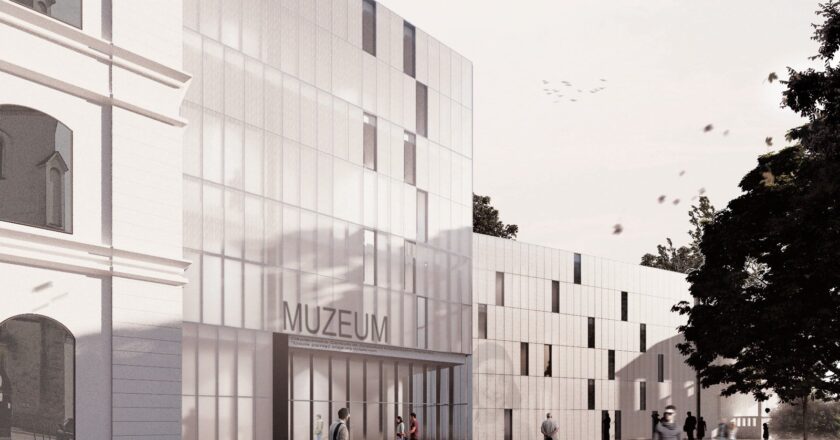 Wizualizacja projektu przebudowy dawnej szkoły przy placu Skarbka w Oświęcimiu na nowe centrum Muzeum Żydowskiego. Nowoczesna, przeszklona fasada z napisem MUZEUM kontrastuje z historycznym fragmentem budynku po lewej stronie. Przed wejściem spacerują ludzie, a w tle widać drzewa.