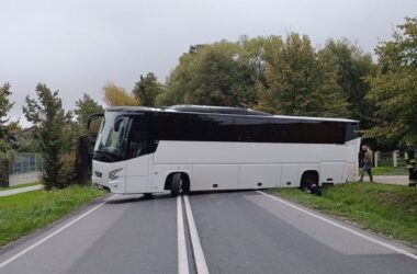 Autokar wycieczkowy z dziećmi zablokował DK44 w Zatorze. Kierowca podczas nieudanego manewru zawracania wpadł tylnym kołem do rowu. Fot. KPP Oświęcim