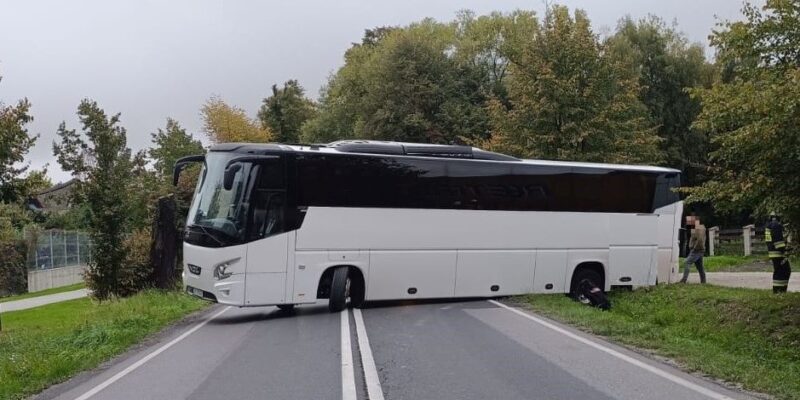 Autokar wycieczkowy z dziećmi zablokował DK44 w Zatorze. Kierowca podczas nieudanego manewru zawracania wpadł tylnym kołem do rowu. Fot. KPP Oświęcim