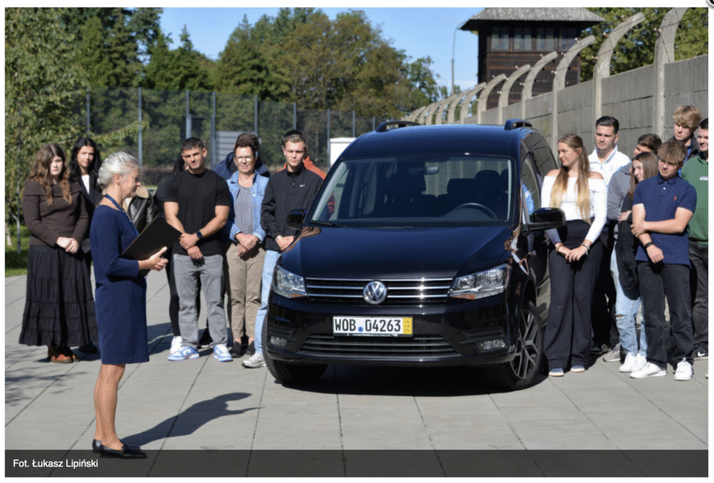 Volkswagen wsparł Muzeum Auschwitz! Nowy samochód ułatwi pracę w Miejscu Pamięci