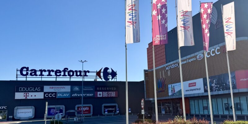 Galeria Niwa Oświęcim z supermarketem Carrefour i sklepami CCC, Rossmann, Reserved, Douglas oraz Planet Cinema
