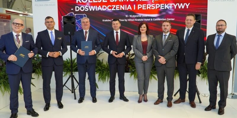 Uczestnicy konferencji Koleje Samorządowe – Doświadczenia i Perspektywy podczas targów TRAKO 2025, w tym marszałek Małopolski Łukasz Smółka i prezes Kolei Małopolskich Radosław Włoszek.