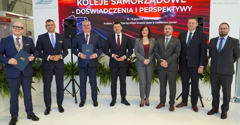 Uczestnicy konferencji Koleje Samorządowe – Doświadczenia i Perspektywy podczas targów TRAKO 2025, w tym marszałek Małopolski Łukasz Smółka i prezes Kolei Małopolskich Radosław Włoszek.