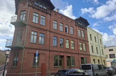 Zrewitalizowane zabytkowe kamienice przy ul. Mickiewicza 2–4 w Oświęcimiu po remoncie z zielonymi oknami i balkonami