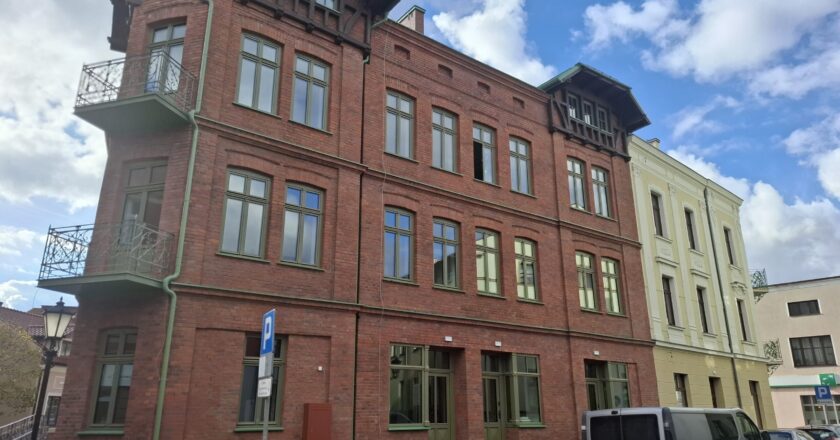 Zrewitalizowane zabytkowe kamienice przy ul. Mickiewicza 2–4 w Oświęcimiu po remoncie z zielonymi oknami i balkonami