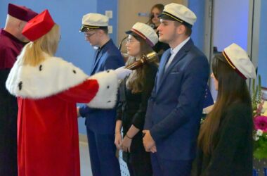 Rektor Małopolskiej Uczelni Państwowej w Oświęcimiu dokonuje symbolicznego pasowania studentów pierwszego roku podczas inauguracji roku akademickiego.