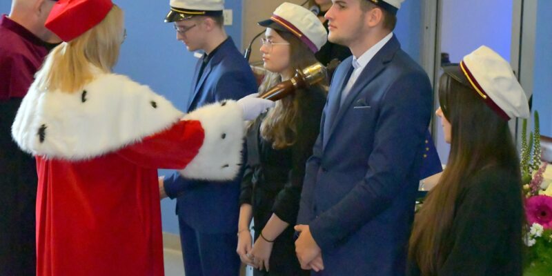 Rektor Małopolskiej Uczelni Państwowej w Oświęcimiu dokonuje symbolicznego pasowania studentów pierwszego roku podczas inauguracji roku akademickiego.