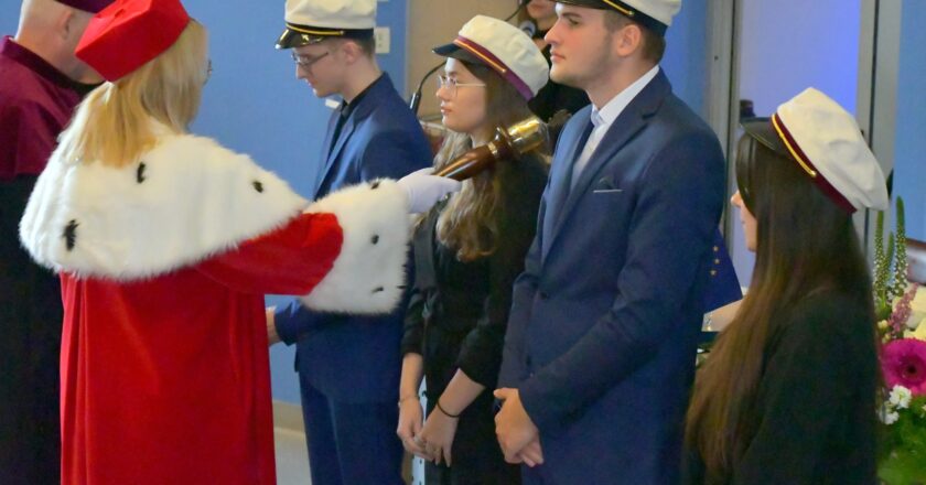 Rektor Małopolskiej Uczelni Państwowej w Oświęcimiu dokonuje symbolicznego pasowania studentów pierwszego roku podczas inauguracji roku akademickiego.