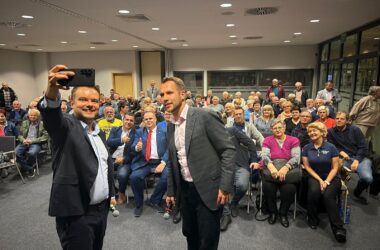 Debata polityczna w Miejskiej Bibliotece Publicznej w Oświęcimiu podczas Oświęcimskiego Ringu Politycznego, publiczność i uczestnicy wydarzenia