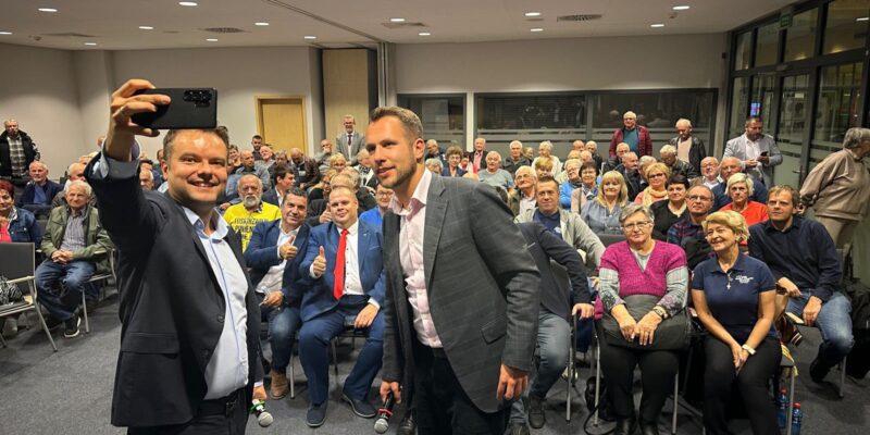 Debata polityczna w Miejskiej Bibliotece Publicznej w Oświęcimiu podczas Oświęcimskiego Ringu Politycznego, publiczność i uczestnicy wydarzenia