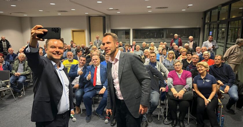 Debata polityczna w Miejskiej Bibliotece Publicznej w Oświęcimiu podczas Oświęcimskiego Ringu Politycznego, publiczność i uczestnicy wydarzenia