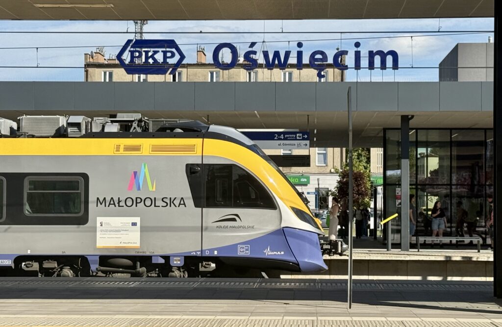 Nowoczesny pociąg Kolei Małopolskich na dworcu PKP w Oświęcimiu po modernizacji – symbol lepszych połączeń i rozwoju regionu