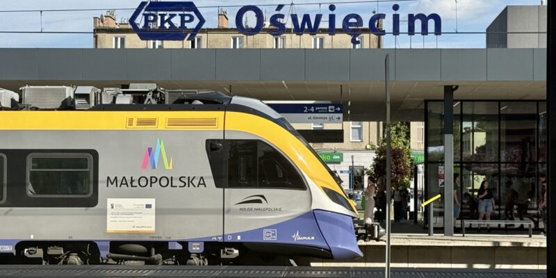 Nowoczesny pociąg Kolei Małopolskich na dworcu PKP w Oświęcimiu po modernizacji – symbol lepszych połączeń i rozwoju regionu