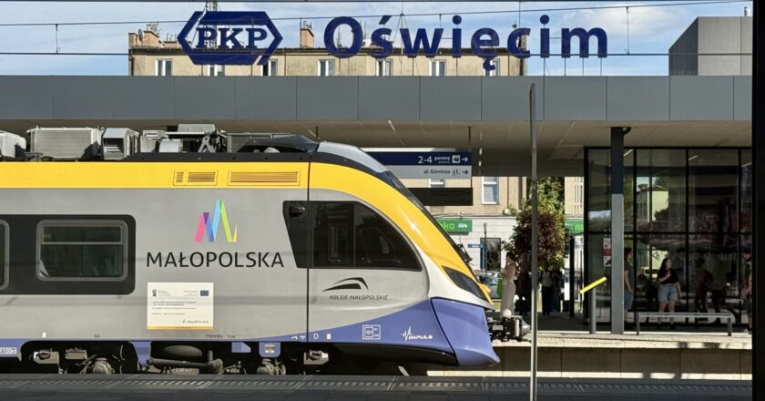 Nowoczesny pociąg Kolei Małopolskich na dworcu PKP w Oświęcimiu po modernizacji – symbol lepszych połączeń i rozwoju regionu