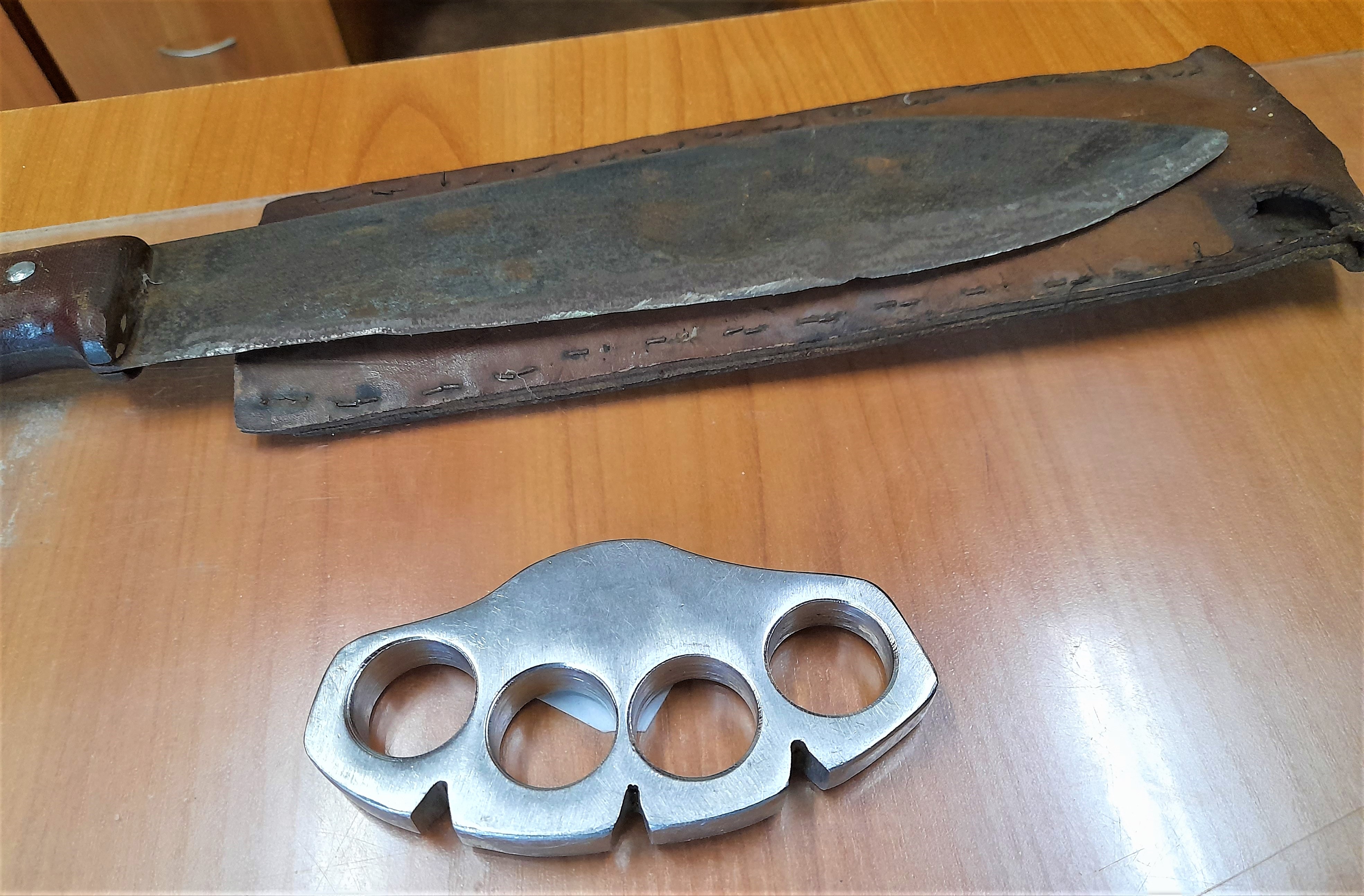 Grozili rodzinie maczetą i kastetem. Policja zatrzymała agresorów z Oświęcimia