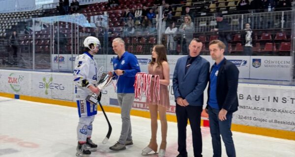 Marcin Susuł podczas dekoracji zawodników UHT Sabers Oświęcim na lodowisku w Oświęcimiu – wręczenie pucharu i medali po meczu hokejowym.