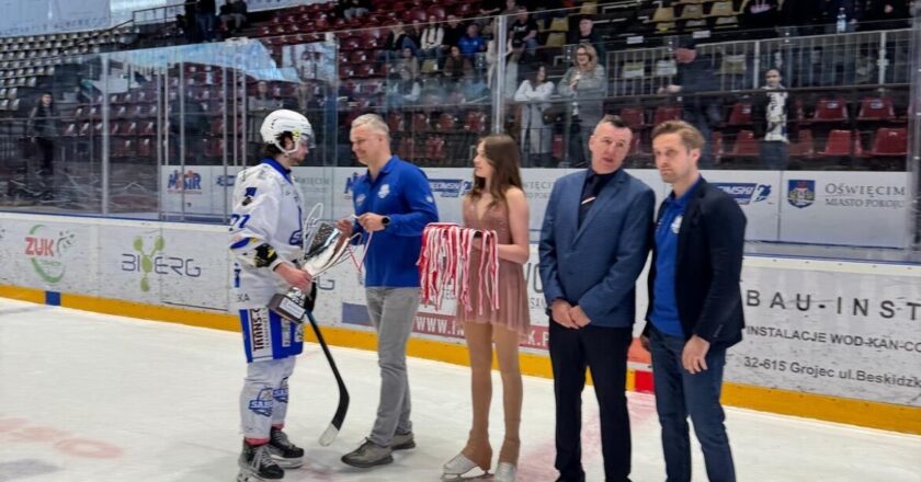 Marcin Susuł podczas dekoracji zawodników UHT Sabers Oświęcim na lodowisku w Oświęcimiu – wręczenie pucharu i medali po meczu hokejowym.