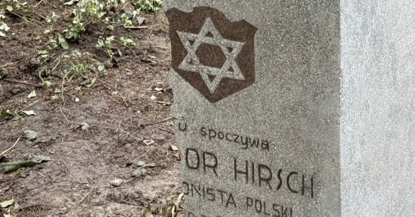 Fragment odrestaurowanego nagrobka Icchaka Izydora Hirscha na cmentarzu żydowskim w Oświęcimiu, z widoczną Gwiazdą Dawida – symbolem żydowskiej tożsamości i napisem upamiętniającym legionistę polskiego.