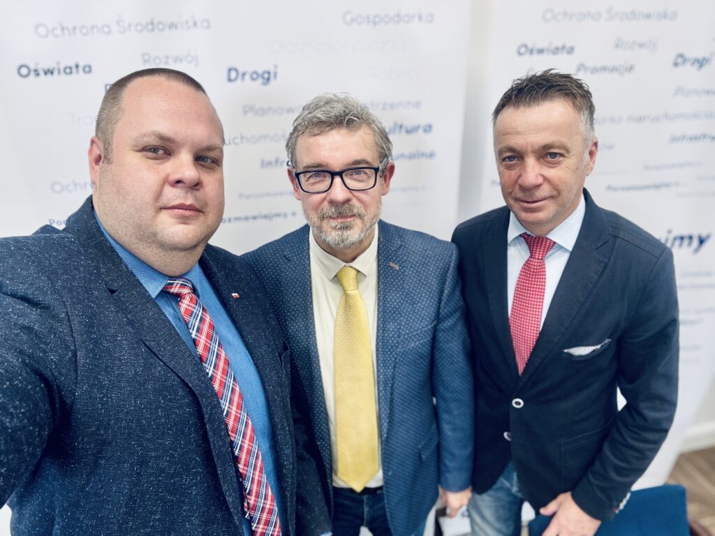 „Porozmawiajmy.O” tym razem w nieco odmiennej roli. Tym razem gorąco zapraszamy - już w najbliższy czwartek 30 października o godz. 17.00 do Miejskiej Biblioteki Publicznej Galerii Książki w Oświęcimiu - na Oświęcimski Ring Polityczny. W roli głównej nasi specjalni goście i dyskutanci: Posłowie Rafał Bochenek oraz Jan Kanthak.